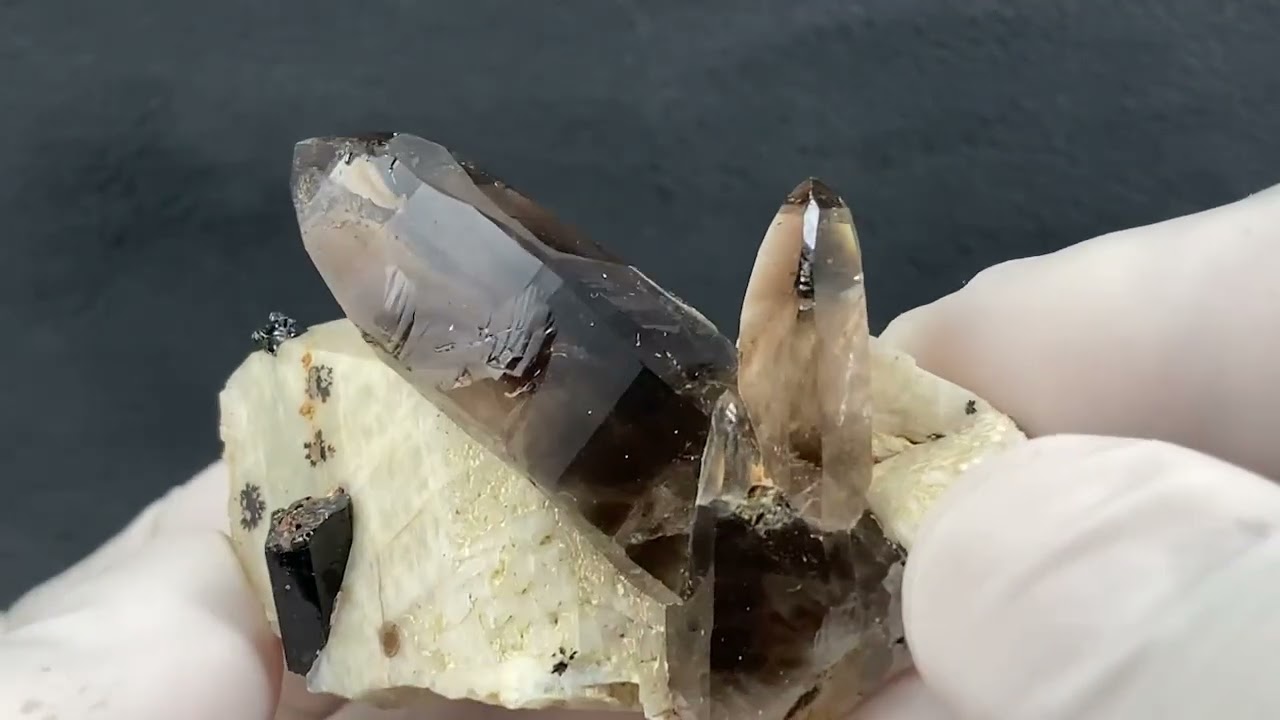 マラウイ産シトリンスモーキー水晶(微斜長石/ブラック マラウイ産シトリンスモーキー水晶(微斜長石/ブラック