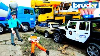 Полицейская машинка Джип Ловим преступника на БМВ. Видео с машинками Брудер. Полицейская машинка Джип Ловим преступника на БМВ. Видео с машинками Брудер.