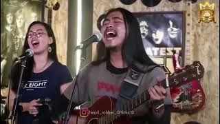 Pria Asia lucu bernyanyi (video lengkap)