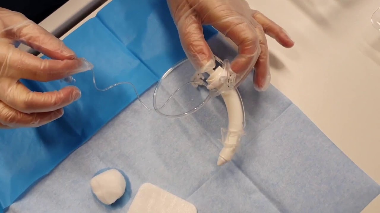 Tracheostomie: volledige canulewissel (met cuff) + luchtwegaspiratie via de canule