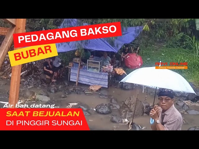 Penjual Bakso kaget ada air bah datang dari hulu sungai saat ngaben masal di setra antiga karangasem class=