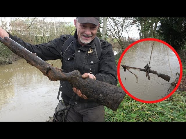 PÊCHE Â L'AIMANT : UN OBUS PIÉGÉ ET UNE ARME DE GUERRE DANS UN CANAL ,  MAGNET FISHING: A TRAPPED  