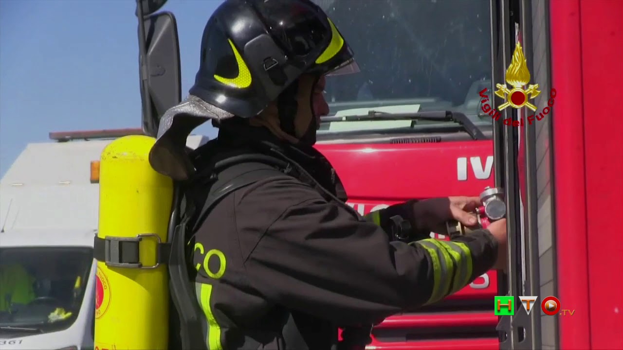 Vigili del Fuoco - Chivasso (TO), Incendio Autoarticolato - www.HTO.tv ...