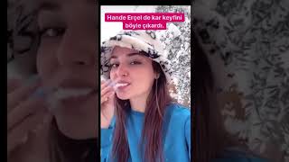 Hande Erçel Kar Yiyor Resimi