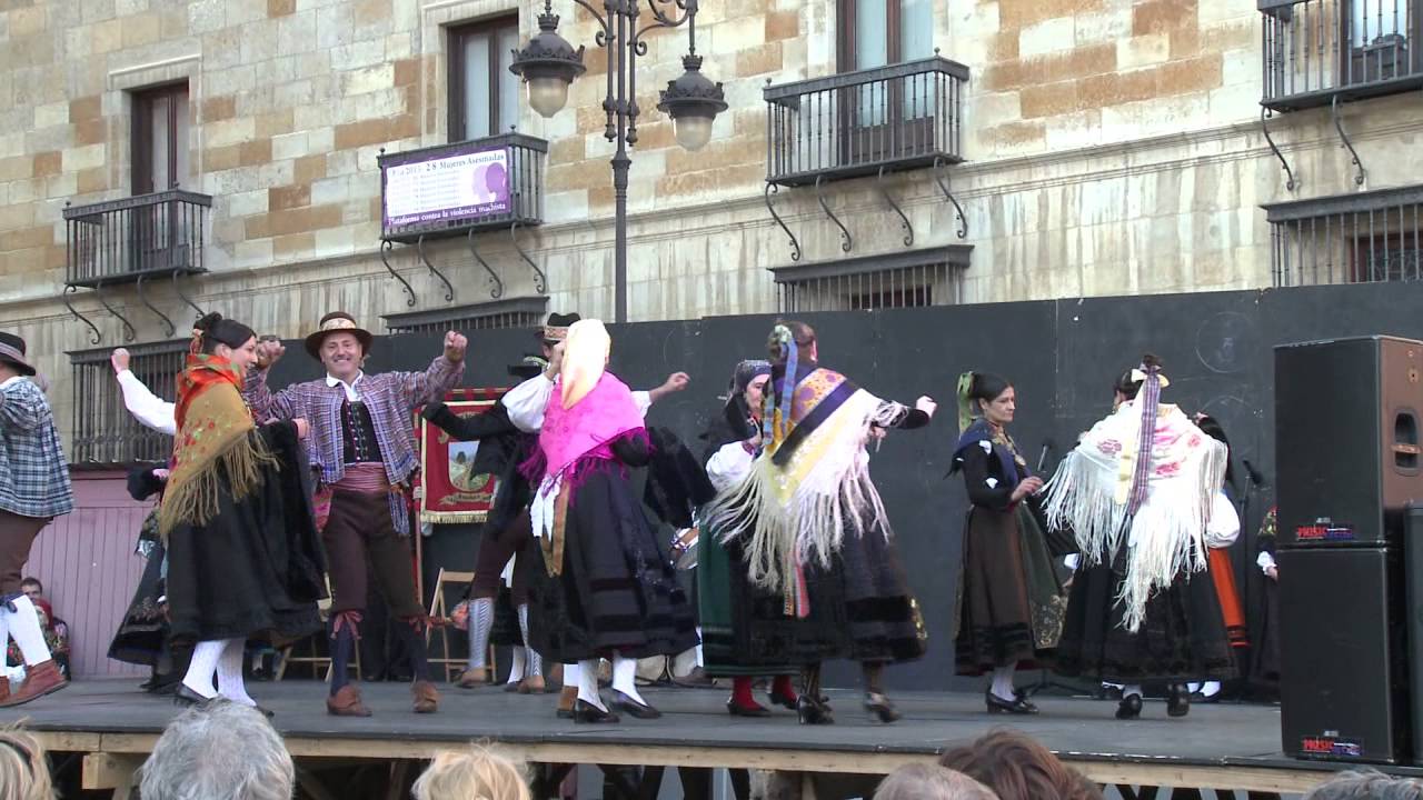GRUPO ANDADURA Y GUIRRIOS Y MADAMAS EN LAS FIESTAS DE LEON