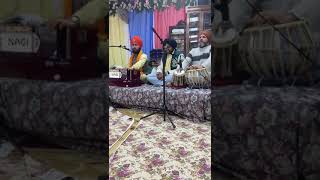 Magnífico Kirtan en el Gurdwara Nanaksar en Harmonium Mehtab Singh y Tabla India Tej Singh.