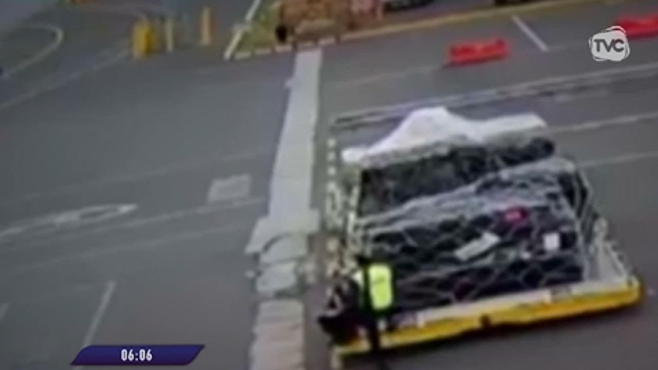 Cámaras captan a empleado del aeropuerto Sucre robando laptops y celulares