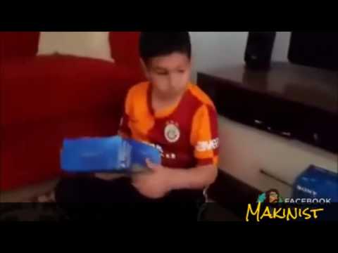 PS4 Tanıtımı Yaparken Heyecandan Osuran Çocuk :)