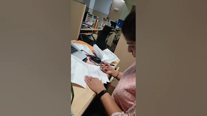 HDFC Bank employee doing customer signature in the Prabhadevi Mumbai Branch - DayDayNews