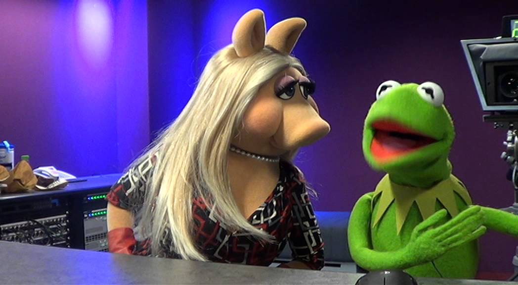 Kermit & Miss Piggy give the UK some life advice!