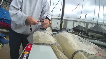 Small boat main halyard attachment