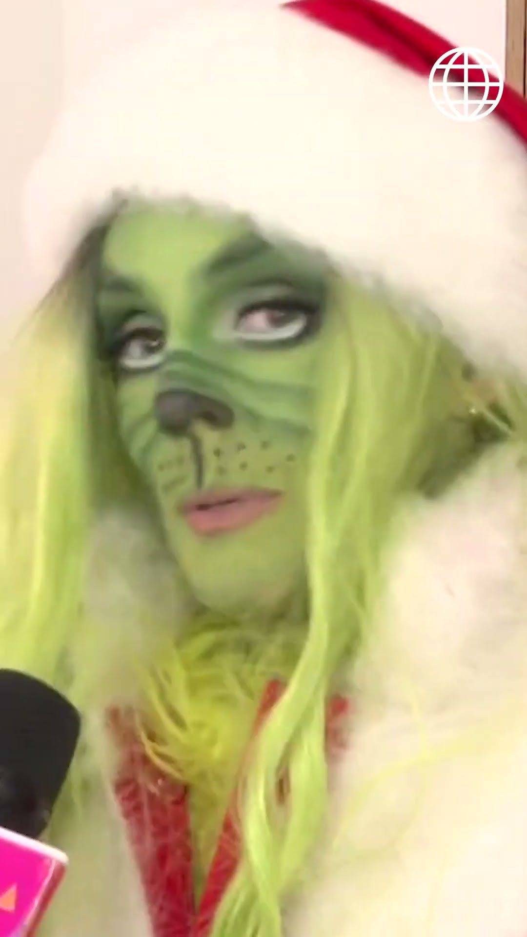 ESTÁS EN TODAS | Rebeca revealed the behind of her “Grinch” | #shorts