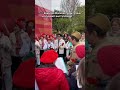 В центре москвы люди гуляют и слушают выступления