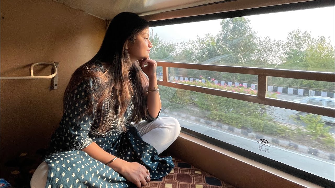 Delhi to Gorakhpur by Sleeper Bus... 🚌 