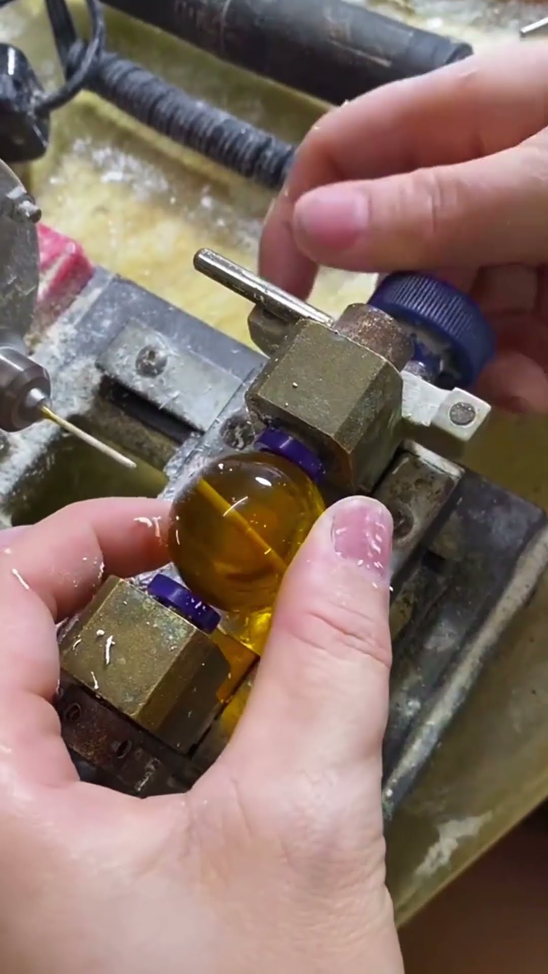 Amber beeswax ball drilling process- Good tools and machinery make work easy