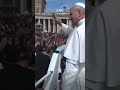 El PAPA bendice a los niños en la PLAZA DE SAN PEDRO