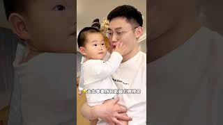 🍎😆 Funny baby also wants dad’s apple
