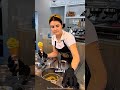 استغلت غياب الزبون وملأت الكوب بسرعة لكن الصدمة ظهرت فجأة