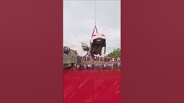 VIDEO: Khoảnh khắc trước khi ô tô tông 2 xe máy rồi lao xuống sông, 6 người thương vong