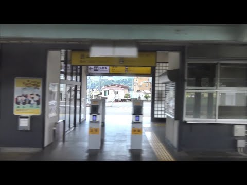 夏の深緑の山々を見ながら後閑駅に到着する上越線下り211系の車窓