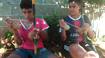 Como o berimbau emite sons?