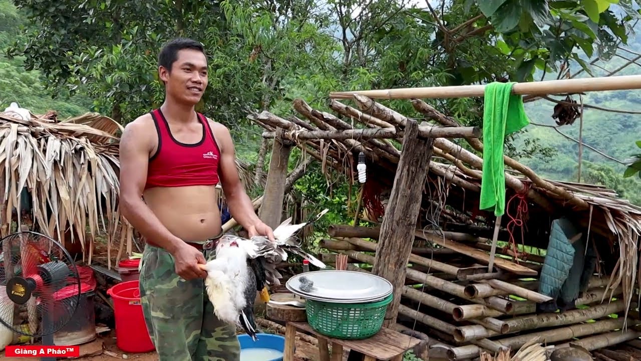 Tiết canh vịt ăn mừng ngôi nhà sắp hoàn thành - Xây nhà cho bà cụ