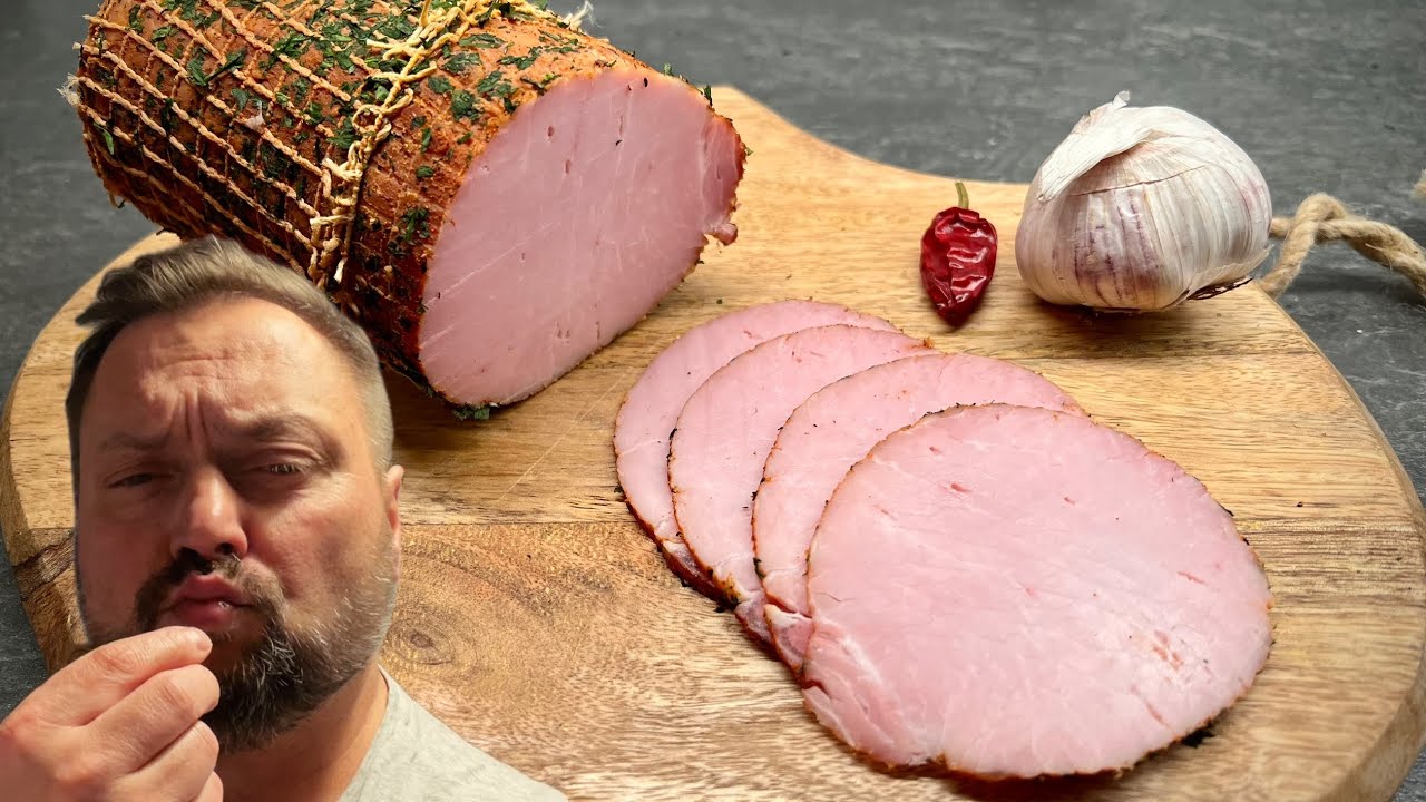 Soczysty schab kanapkowy parzony w łupinach z cebuli - peklowany na sucho.
