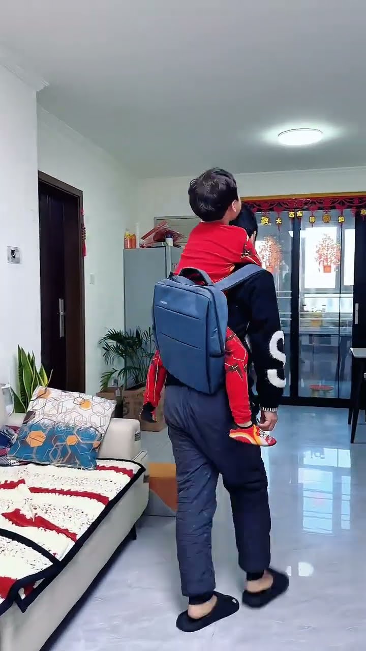 爸爸带娃果然不一样，第一次见这么背书包的！#Cute baby#Cute#呆萌小米宝#聪明宝宝#萌娃