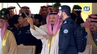 خادم الحرمين يشارك في أداء العرضة السعودية خلال رعايته الحفل الختامي لمهرجان الملك عبدالعزيز للإبل