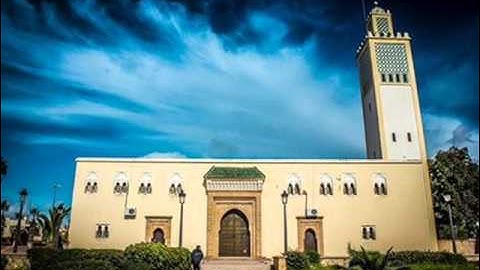 صلاة التراويح من المسجد الكبير للقارئ طلحة الدريوش ( 1  رمضان 2015 )