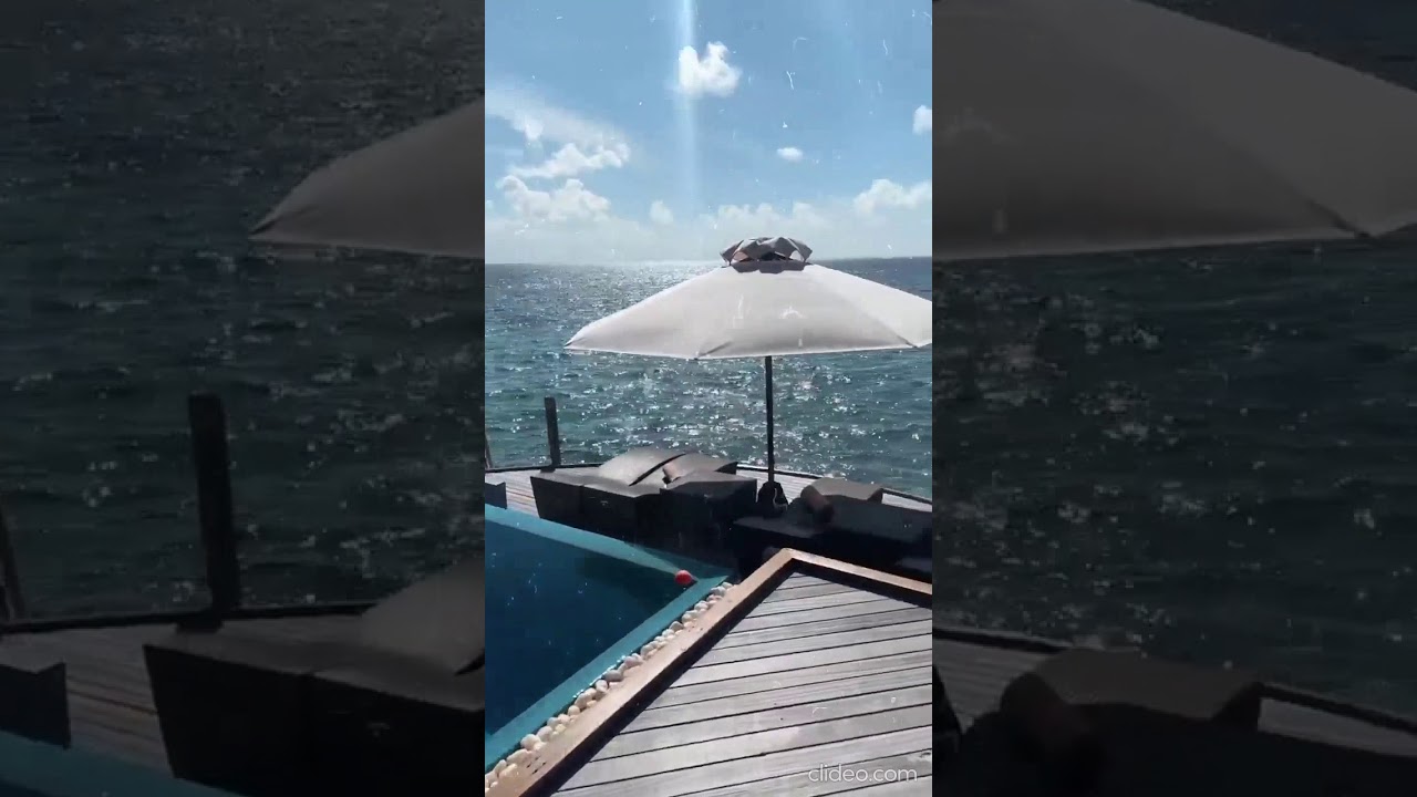 Певица Ханна в ретро-бикини на Мальдивах