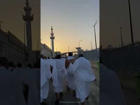 حج 2026م ۔۔۔ حجاج کرام نماز مغرب اور عشاء ادا کرنے کےلیے منی میں مسجد الخیف کی طرف جاتے ہوئے 25 مئی