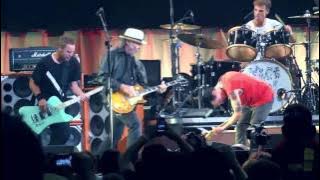 Download lagu Pearl Jam with Neil Young - Rockin in the free world Toronto 2011 COMPLETE