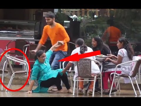 RETRAIT DES CHAISES SOUS LES GENS QUI TOMBENT(Prank)