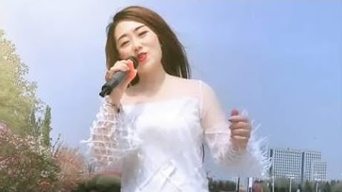 长发美女演唱《如果爱情也可以百度》，声音独特，震撼心灵
