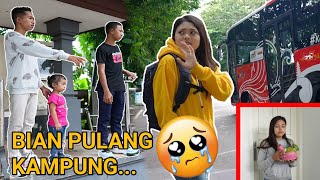 BIAN BONGKAR CELENGAN UNTUK PULANG KAMPUNG, JANGAN PERGI BIAN! SEDIH BANGET😭 | Mikael TubeHD