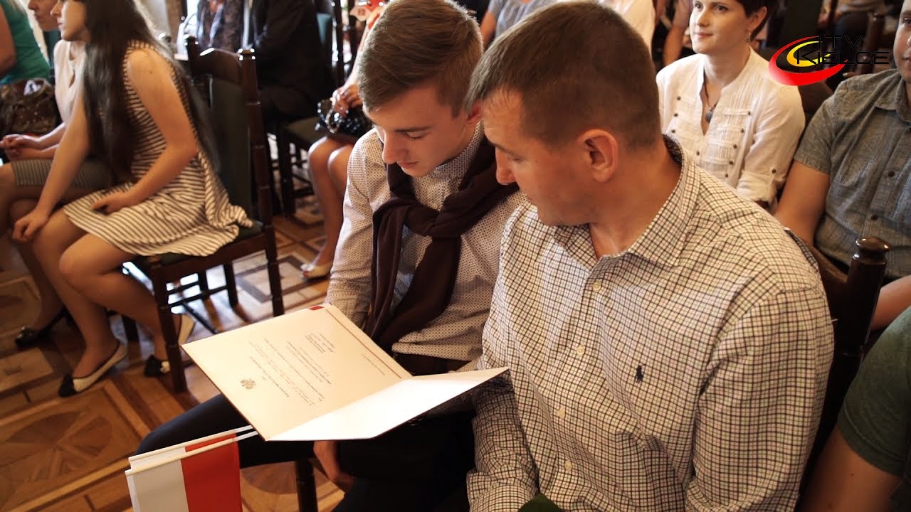 Wręczono akty nadania obywatelstwa polskiego - ITV Kielce