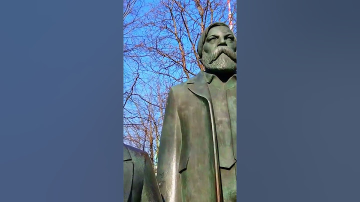 COMMUNIST STATUE IN BERLIN