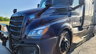 Tour of a 2025 Freightliner Cascadia (What's the audio system like?)