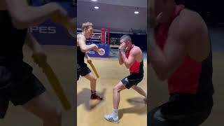 Тренировка защитных действий с контратакой в боксе