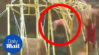 Circus performer falls 30ft from giant spinning wheel - Daily Mail Resimi