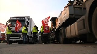 Loi Travail: les routiers bloquent des points stratégiques dans toute la France