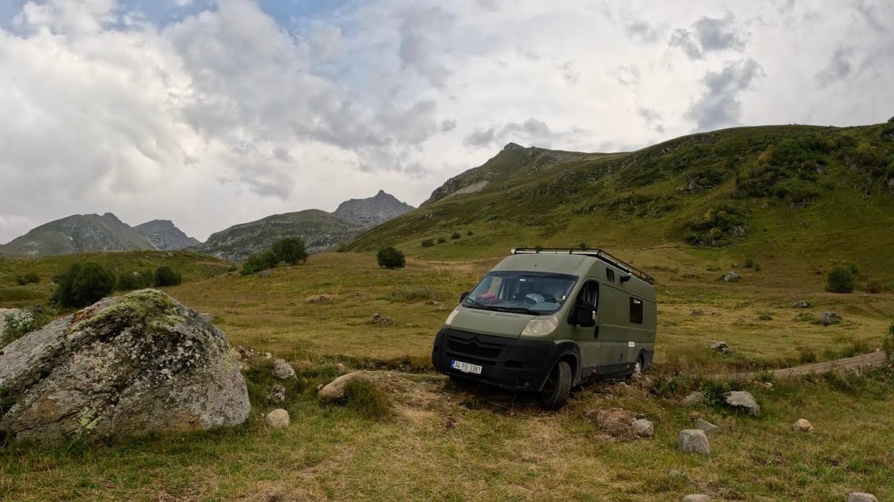 Караван в походе на плато с женой и дочерью