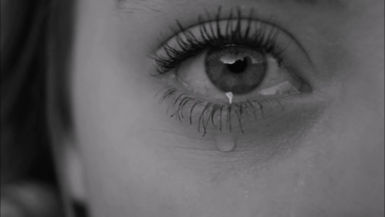 Плакать во сне со слезами. Плачущий глаз девушки. Глаз со слезой. Глаз девушки Эстетика.