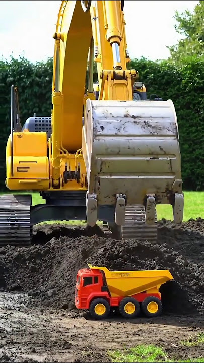 Alat Berat Excavator 🚜 Angkut Pasir ke Mobil Dam Truk Mainan! 🚛 #shorts #excavator