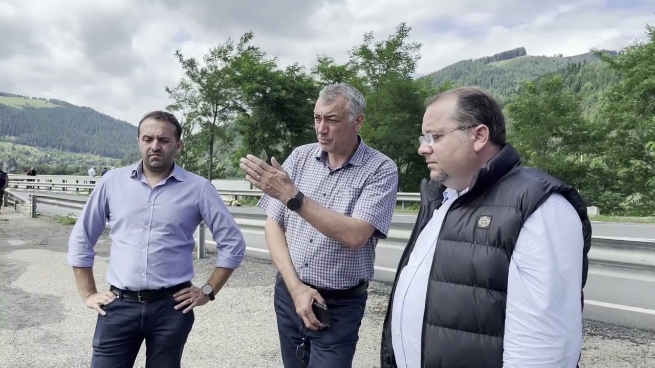 Baraj de bușteni pentru a ține în loc masa amorfă de resturi din lacul Izvorul Muntelui 1 YouTube player
