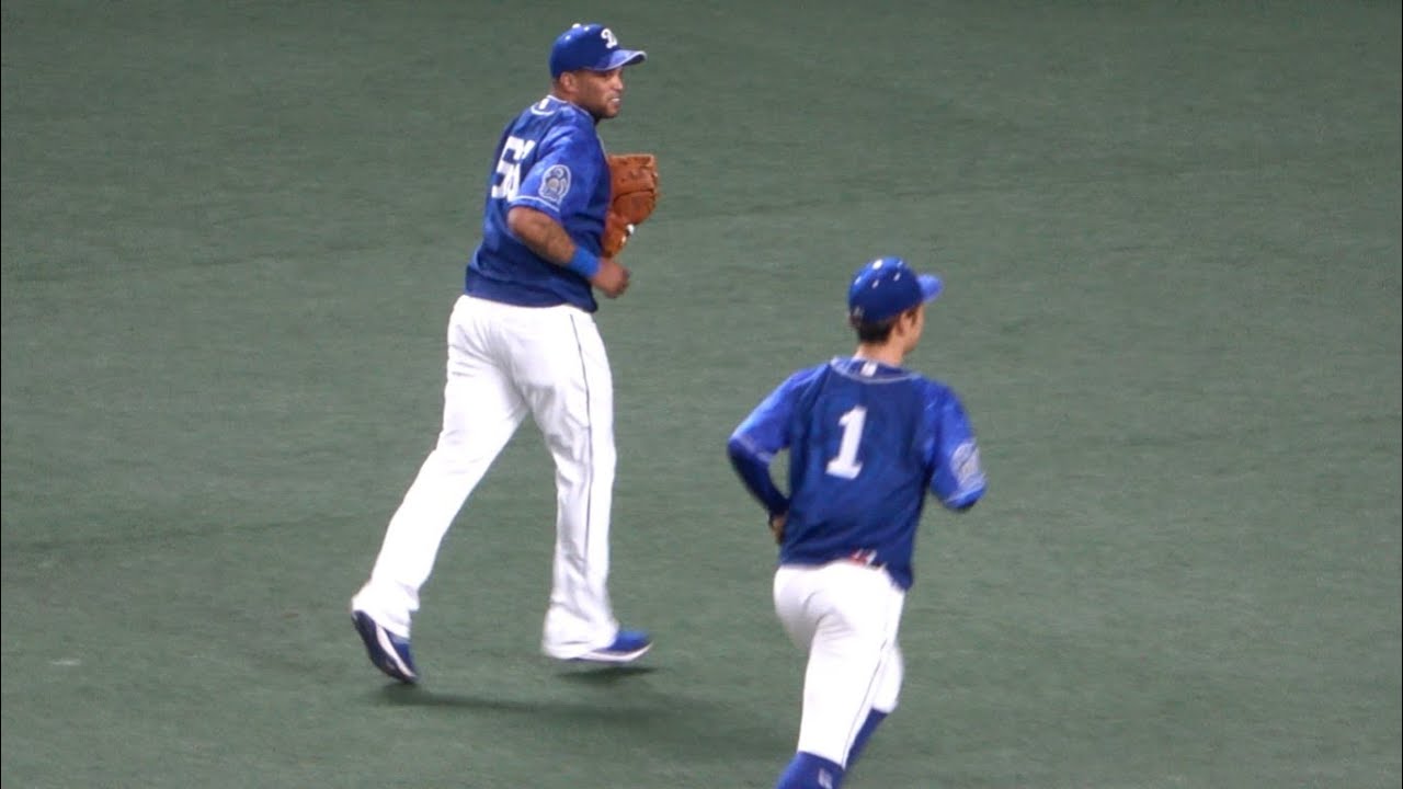アウトカウントを間違えて少し照れ臭そうなビシエド 何事もなかったかのような京田陽太 Baseball Wacoca Japan People Life Style アウトカウントを間違えて少し照れ臭そうなビシエド 何事もなかったかのような京田陽太 Baseball Wacoca Japan People Life Style