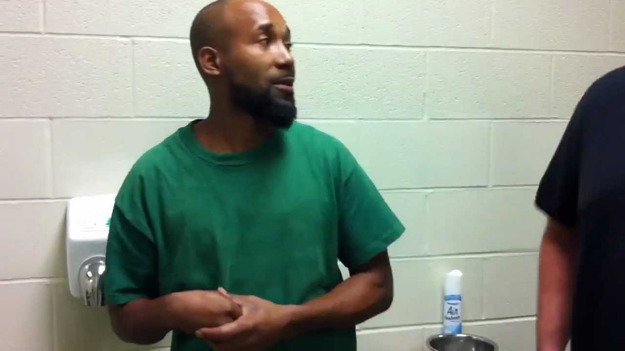 Bathroom attendants clean, sing, offer paper towels YouTube