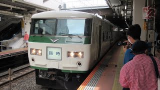 国鉄185系による臨時快速鎌倉あじさい号鎌倉行きが立川駅を発車するシーン