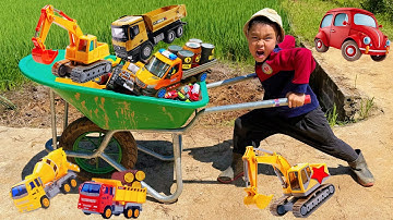 Em tu bi kéo xe dùa tìm máy xúc đi giải cứu xe cẩu múc cát cùng cần cẩu bị lật xuống ao